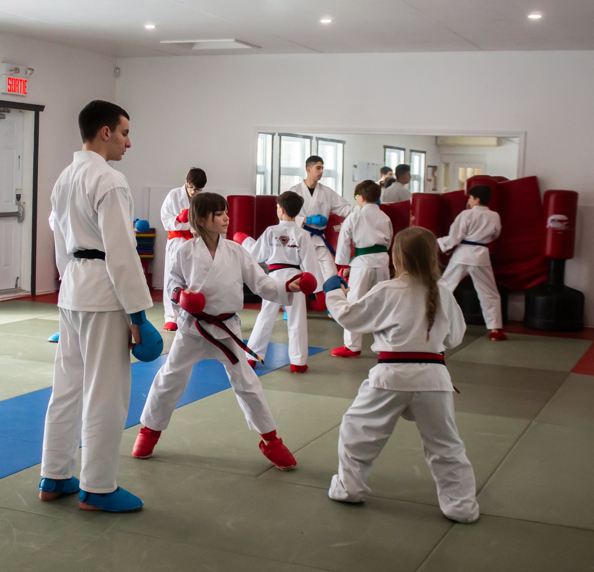 Adolescents en entraînement de karaté