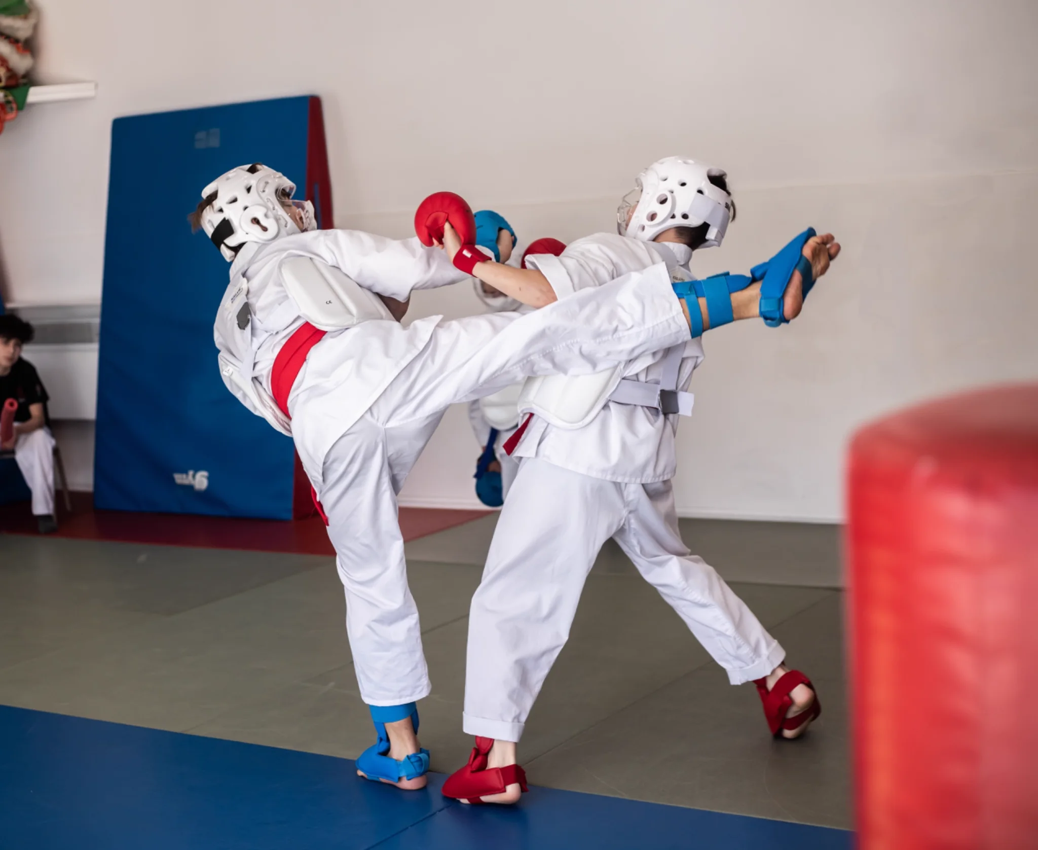 Adolescents en entraînement de karaté