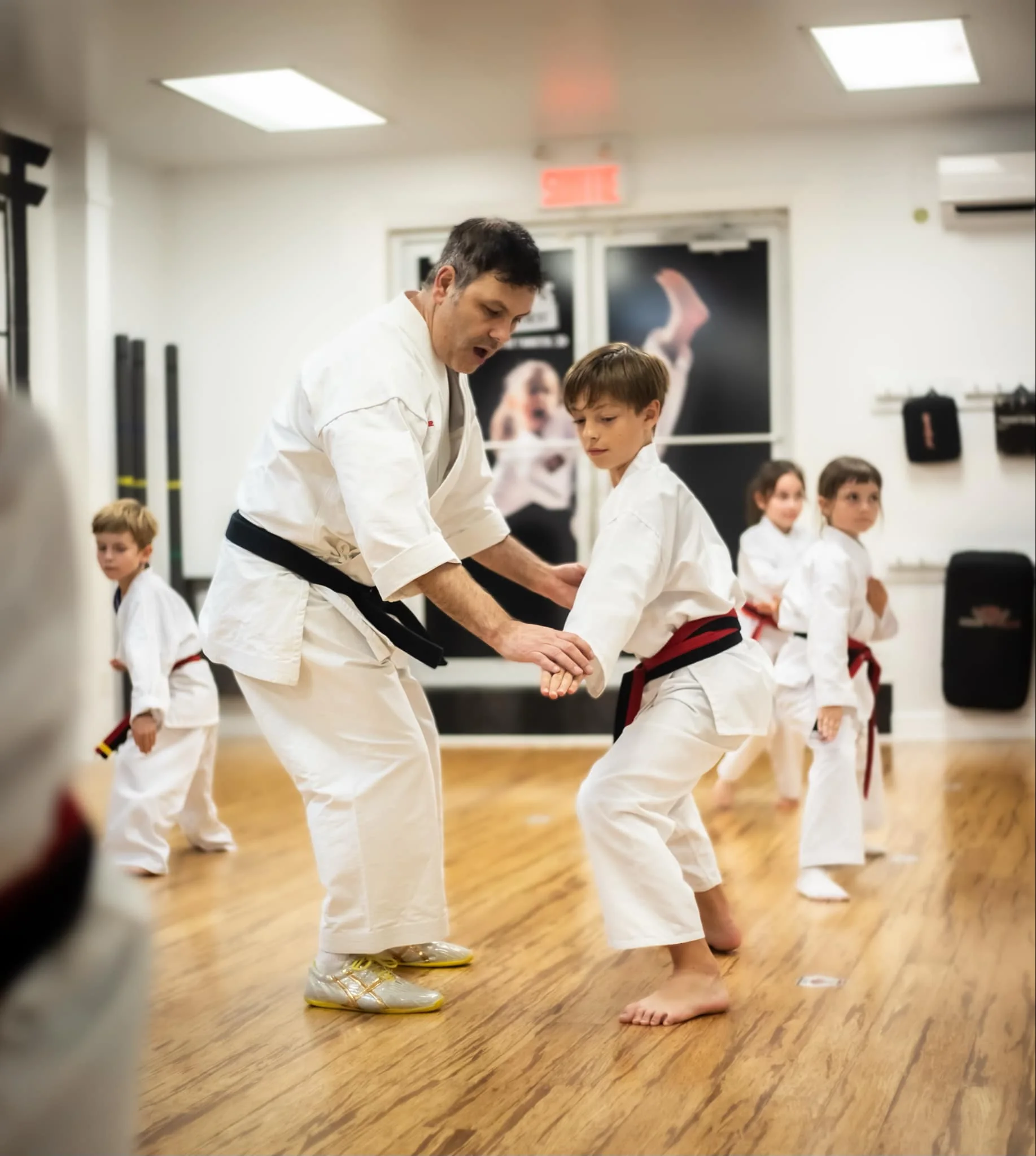 Instructeur de karaté avec des enfants